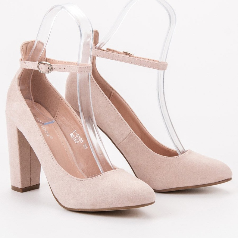 Ideal Shoes Pumps fastened with a buckle brown 1