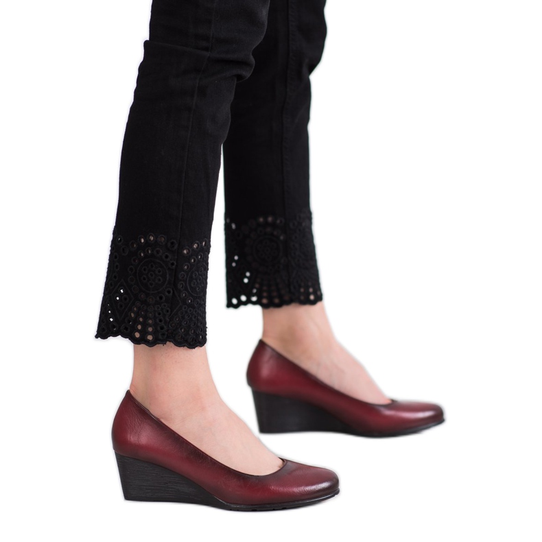Vinceza Burgundy pumps on a wedge red 1