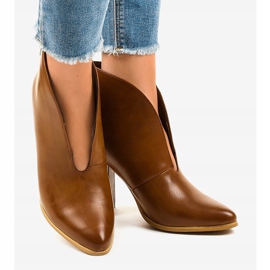 Camel slip-on boots with cutouts on the RB38P post brown 2