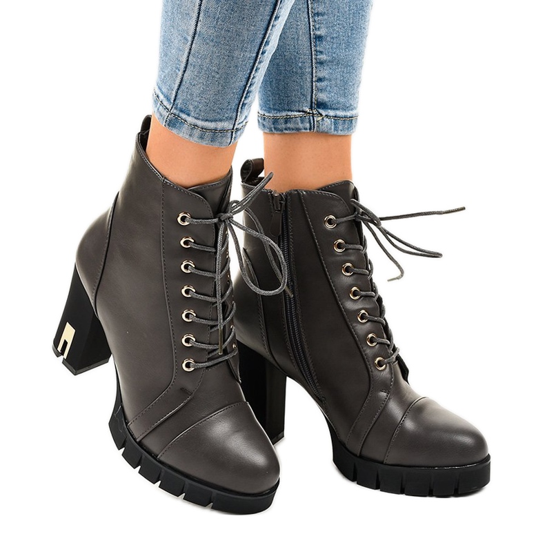 Warm boots on a post with a K-9925 zipper grey 2