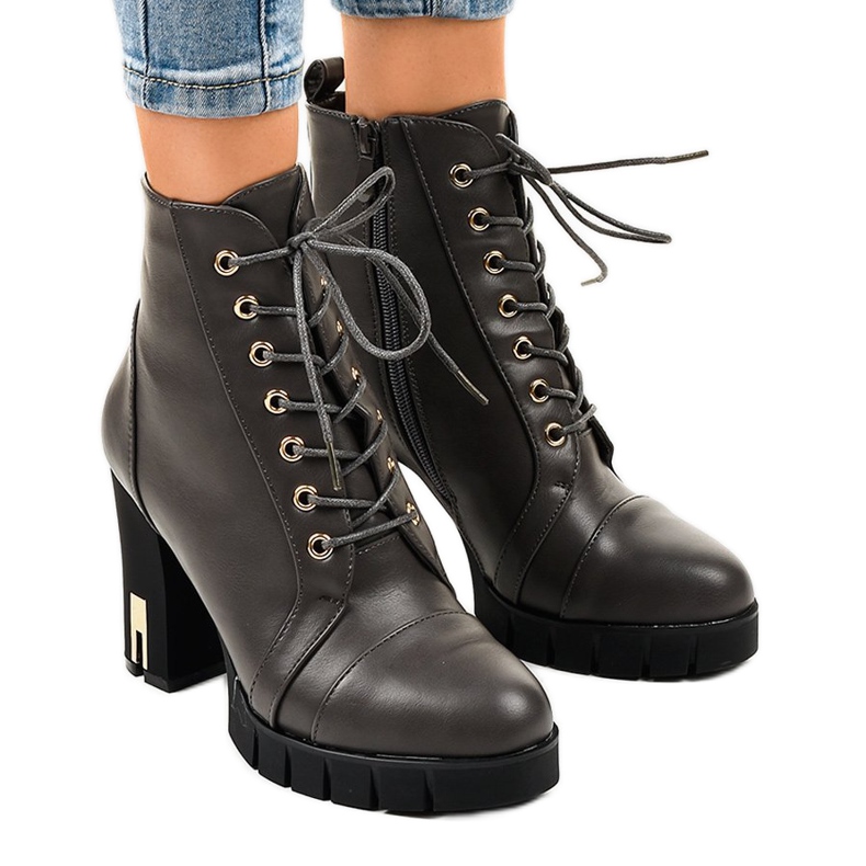 Warm boots on a post with a K-9925 zipper grey 1