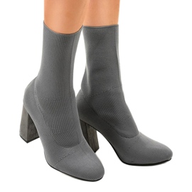 Gray boots on the QQ08 post grey 1