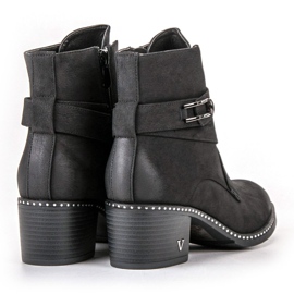 Vinceza Stylish boots on a post black 1