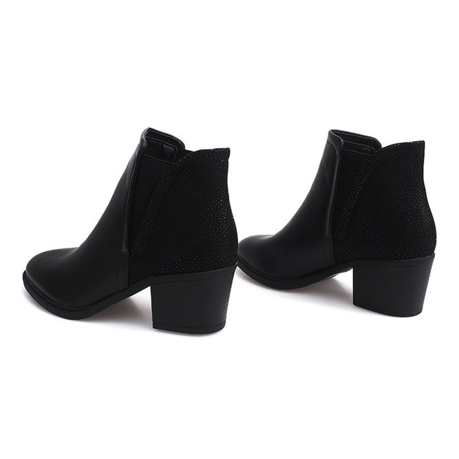 Boots On A Post With An Eraser K77 Black 1