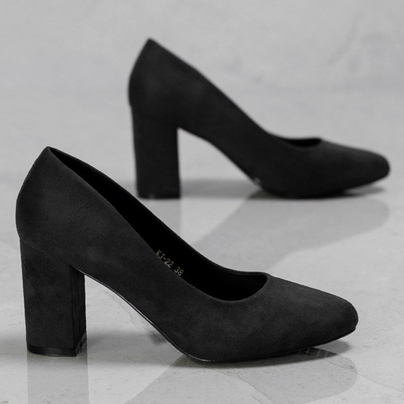 Ch. Creation Pumps On A Pillar black 1