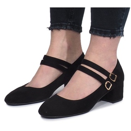 Black pumps on the Tamara post 1