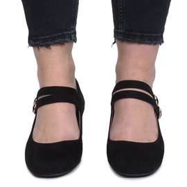 Black pumps on the Tamara post 2