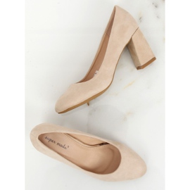 Pumps on a beige 7436 Cream II-GAT post 1 Pumps on a beige 7436 Cream II-GAT post 1