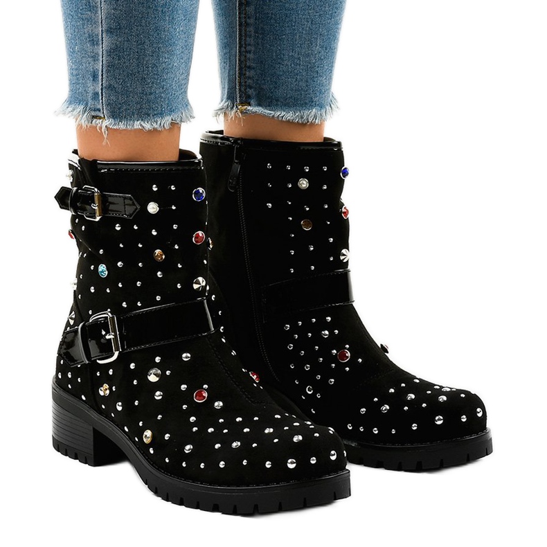 Black insulated boots, richly decorated T185 1