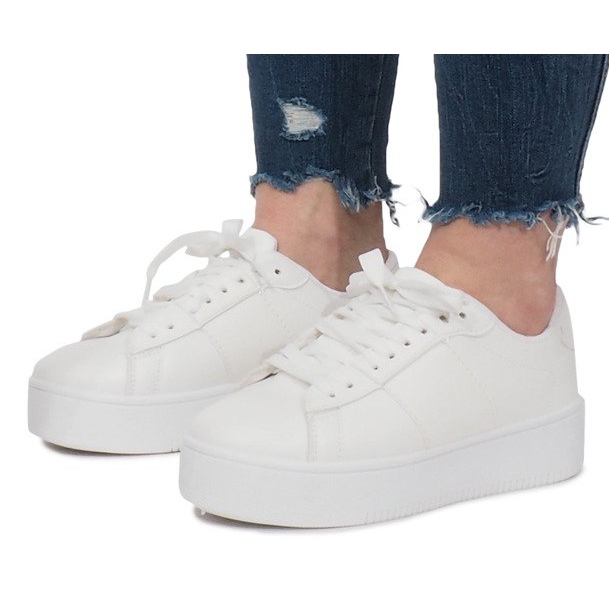 White Sneakers On The Livet De Lux Platform 2