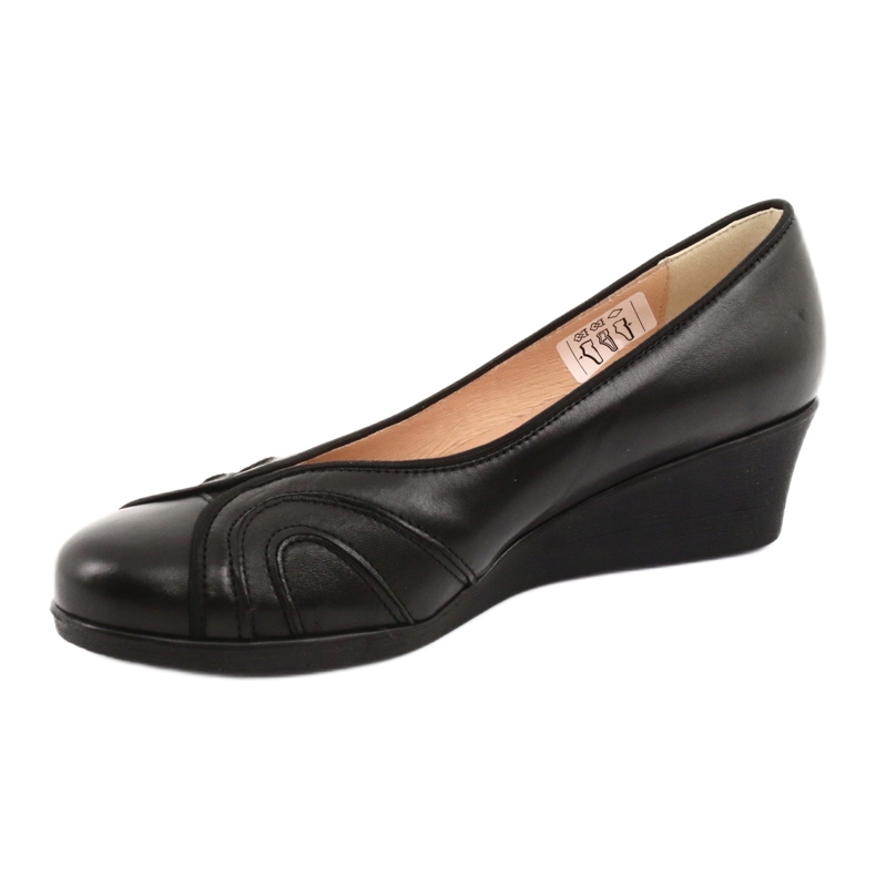 Comfortable pumps on a black Espinto 232 wedge 2