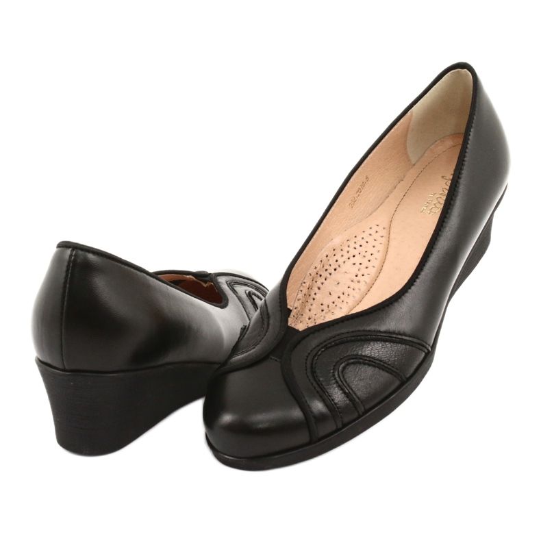 Comfortable pumps on a black Espinto 232 wedge 3