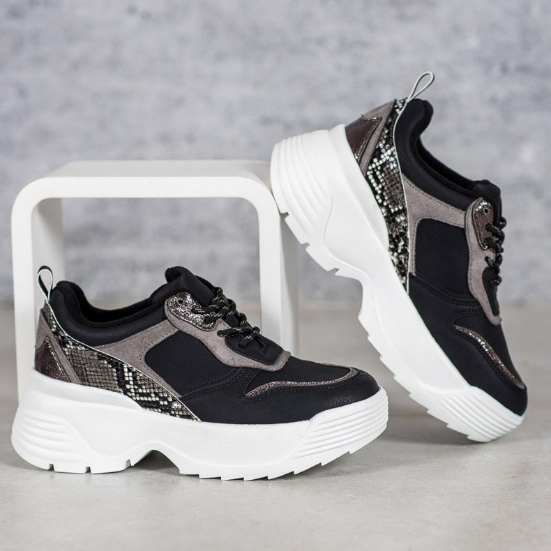 Snekaers on the VICES platform black 1