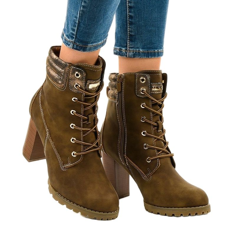 Green high boots on the 878-GA post 1