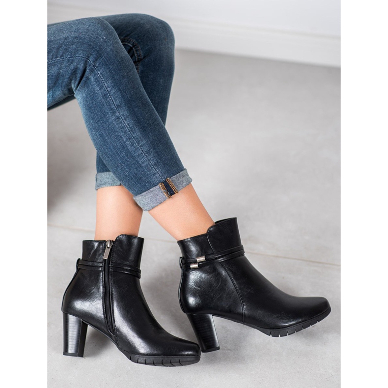 Classic boots on a post black 2