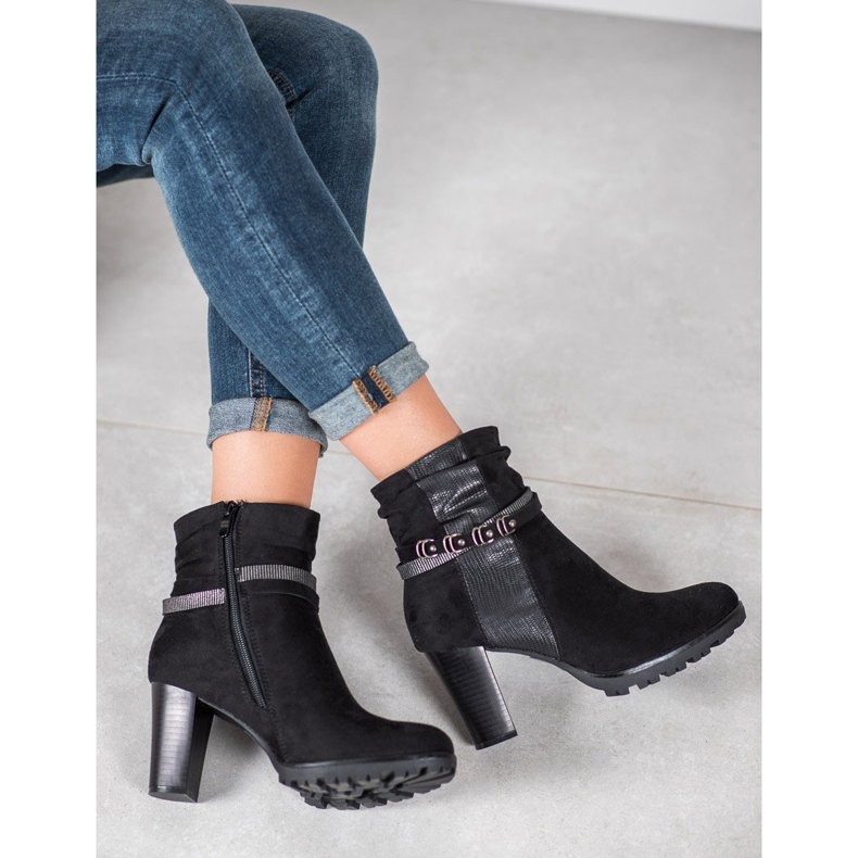 Super Mode Boots On A Post black 1