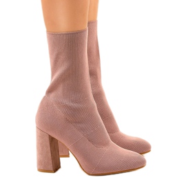 Pink boots on the QQ08 post 1