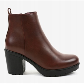 Burgundy boots on the BM172 post red 2