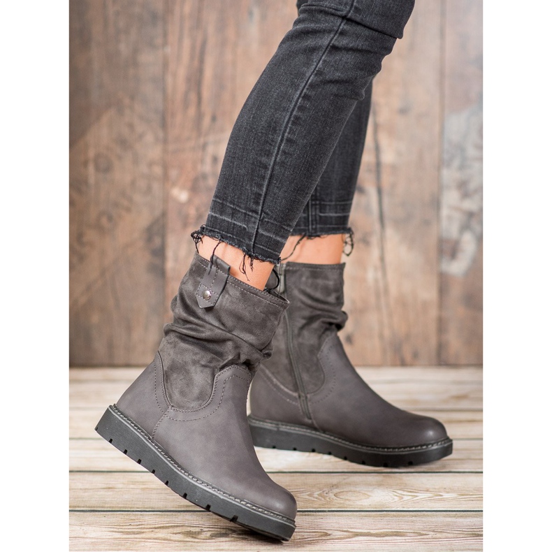 Ideal Shoes Workers On The Platform grey 1