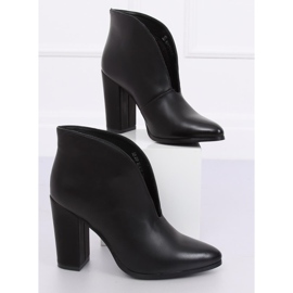 Black Boots with a cut-out black RB38P Black 2