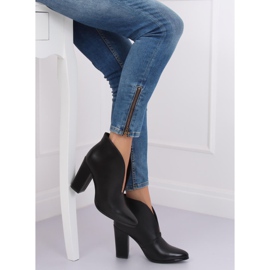 Black Boots with a cut-out black RB38P Black 1