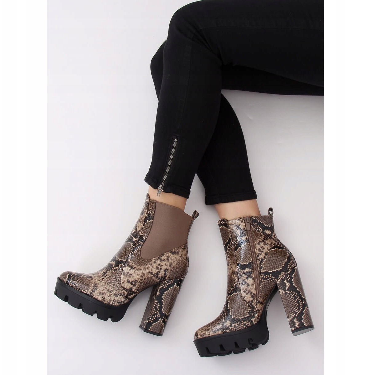 Boots on the snake platform DA31P Khaki Snake