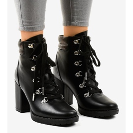 Black trapezoidal boots on the 8992-PU post 1