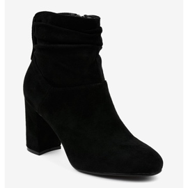 Black elegant boots on the 884 post 1