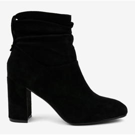 Black elegant boots on the 884 post 2