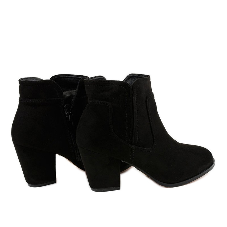 Black insulated boots on the A8123 post 2