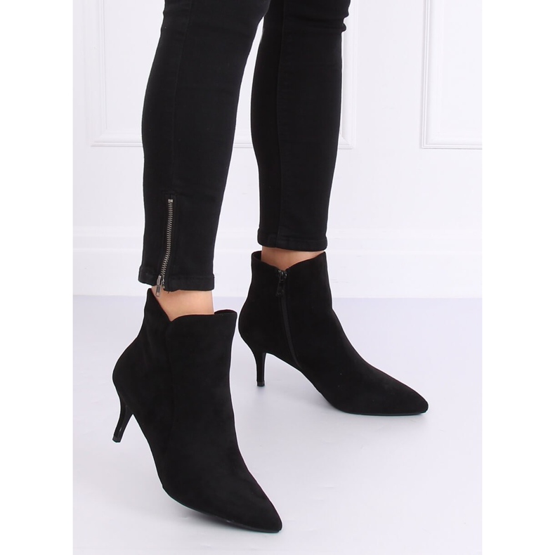 Black Boots on a low heel K1906806 Negro 1