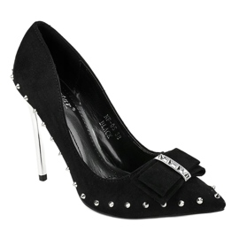 Black pumps on the NF-05 heel 1