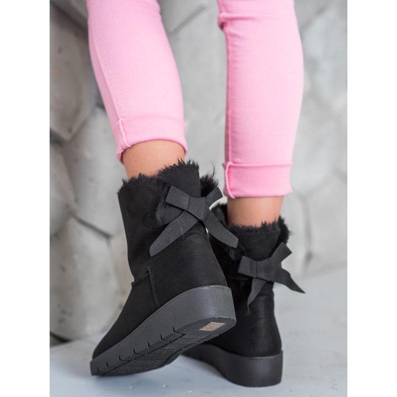 SHELOVET Black Mukluki On The Platform 1