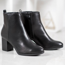 Weide Comfortable boots on a post black 2