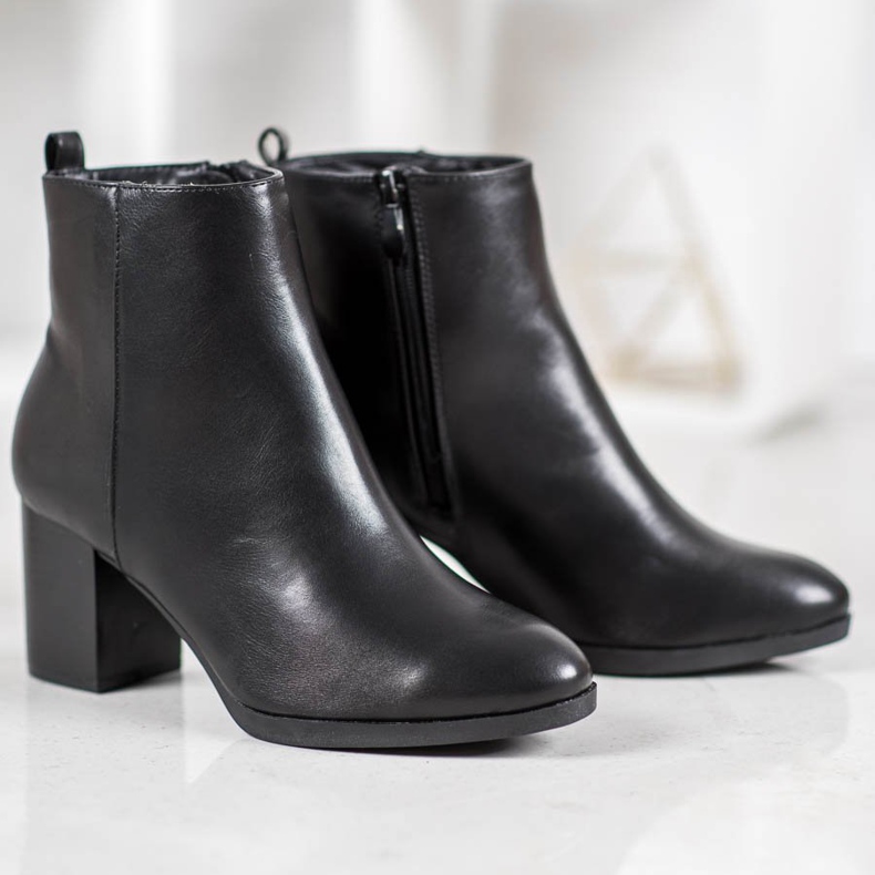 Weide Comfortable boots on a post black 2