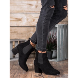Bestelle Slip-on boots on a post black 1