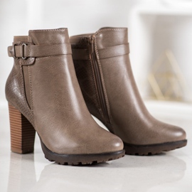 Super Mode Elegant boots on a post brown 1