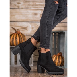 SDS Comfortable Chelsea boots on a post black 1