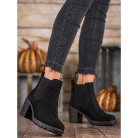 SDS Comfortable Chelsea boots on a post black 2
