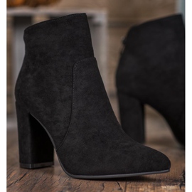 Ideal Shoes Classic boots on a post black 1