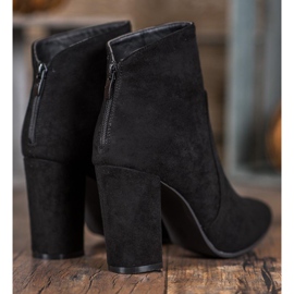 Ideal Shoes Classic boots on a post black 2
