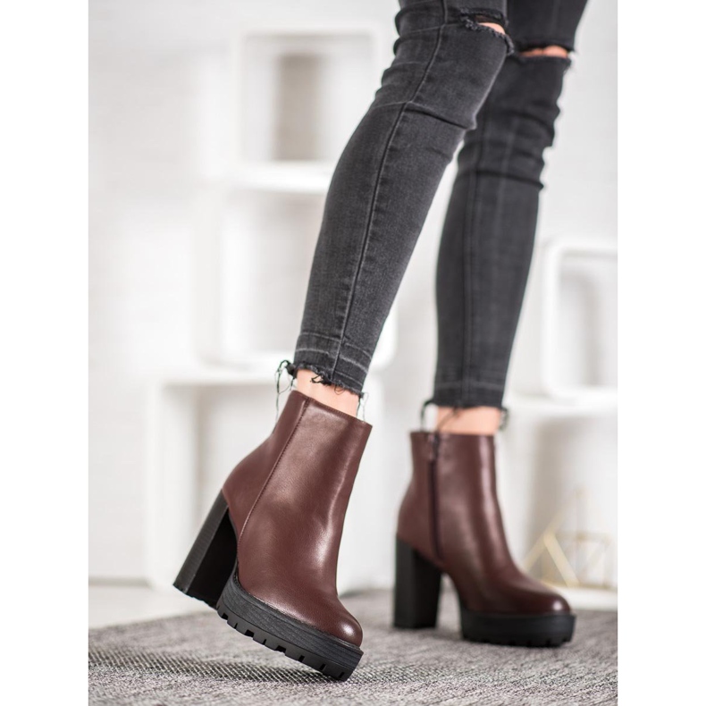 Small Swan Brown Boots On The Platform 2