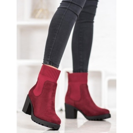 Erynn Slip-on Chelsea Boots On A Post red 1