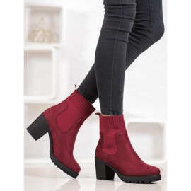 Erynn Slip-on Chelsea Boots On A Post red 2