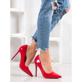 Small Swan Varnished pins red 1