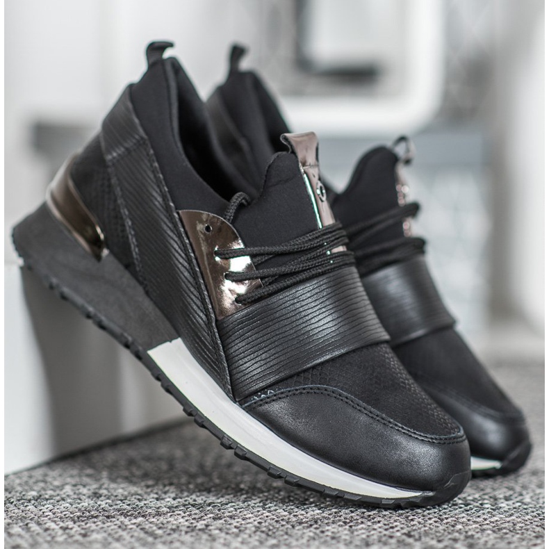 Muto Sports Shoes On The Platform black 1
