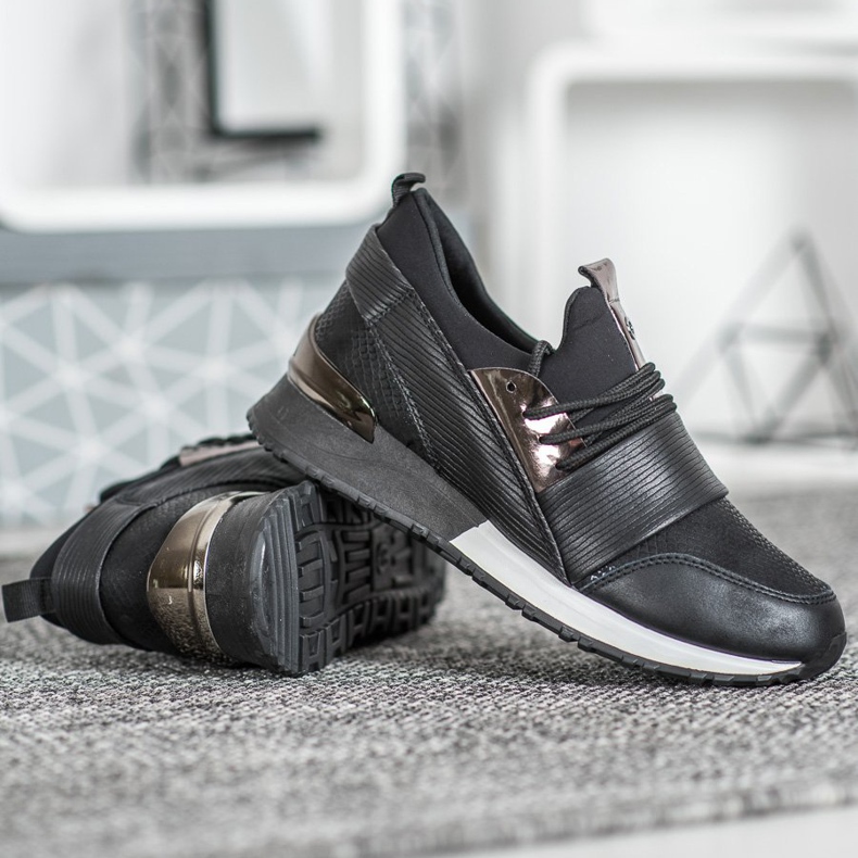 Muto Sports Shoes On The Platform black 2