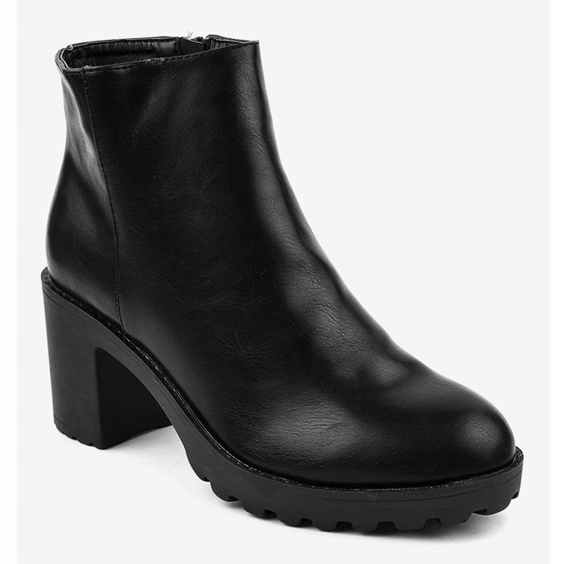 Black ankle boots on the LL21 post 1