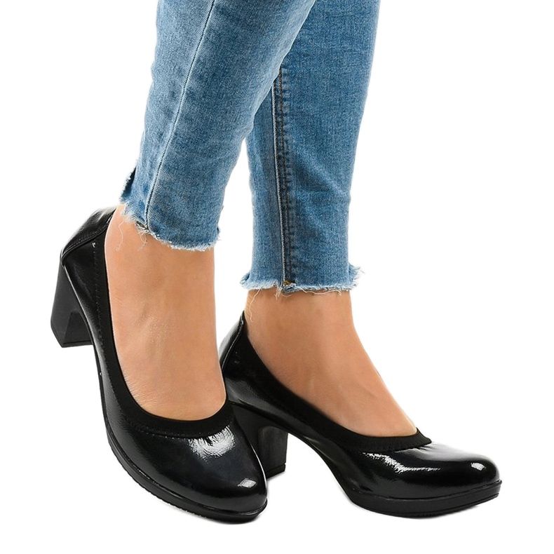 Black lacquered pumps on the pillar 579-2 1