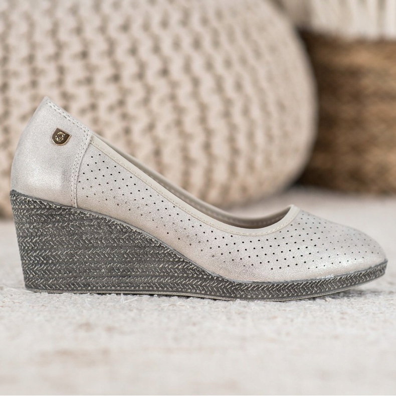 Light Wedge Pumps beige 1